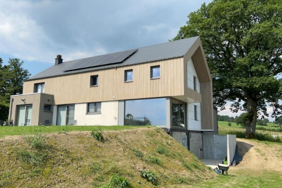 EXTENSION ET RÉNOVATION CONTEMPORAINE D'UNE MAISON D'HABITATION